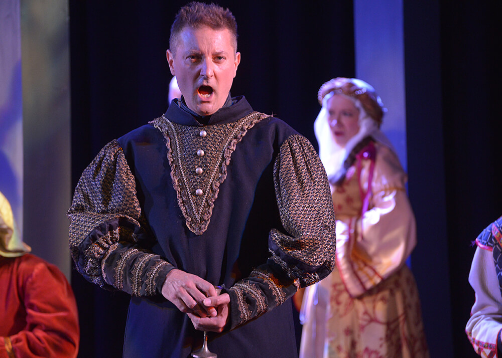 Stephen Cviic as Macduff